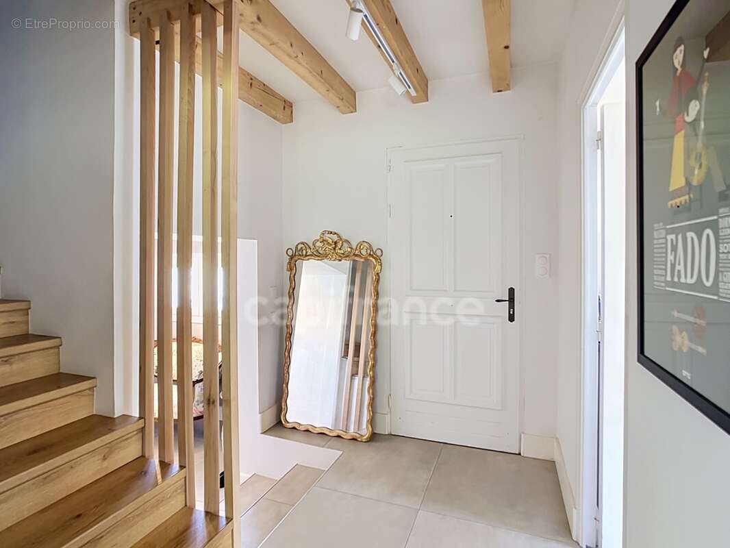MONTÉLIMAR (26200) – Maison familiale climatisée de 162 m², 5 chambres dont une vaste pièce de 35 m², piscine et jardin clos arb - photo 8