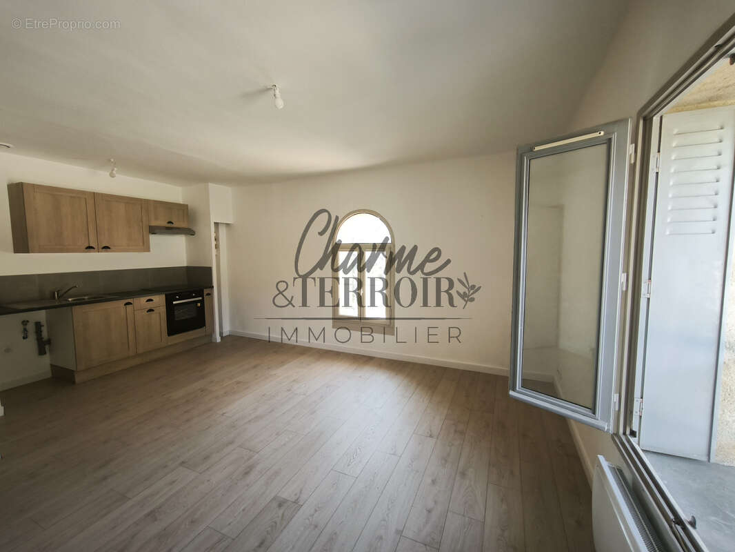 UZES Appartement dans résidence sécurisée avec piscine - photo 5