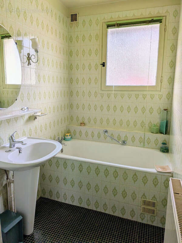 Maison à VIC-SUR-CERE