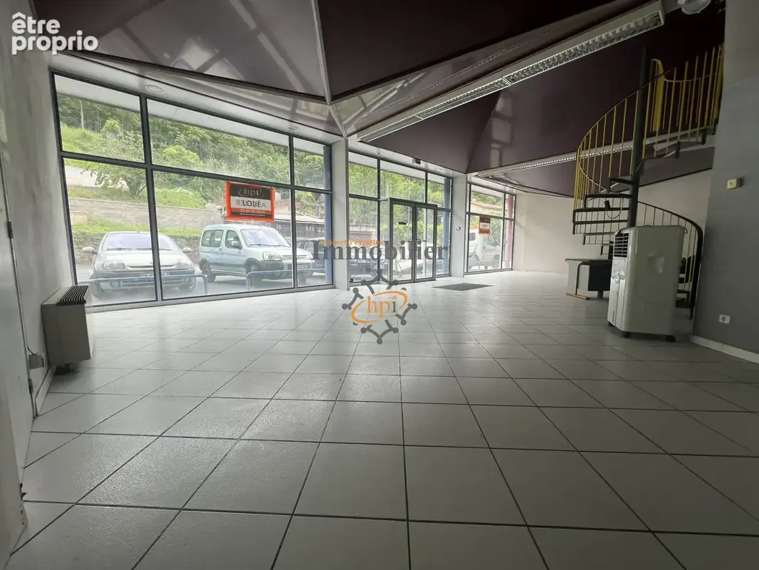 Vente deux locaux commerciaux, dépôt, 12 garages et parking sur 974 m2 de terrain Saint Affrique - photo 3