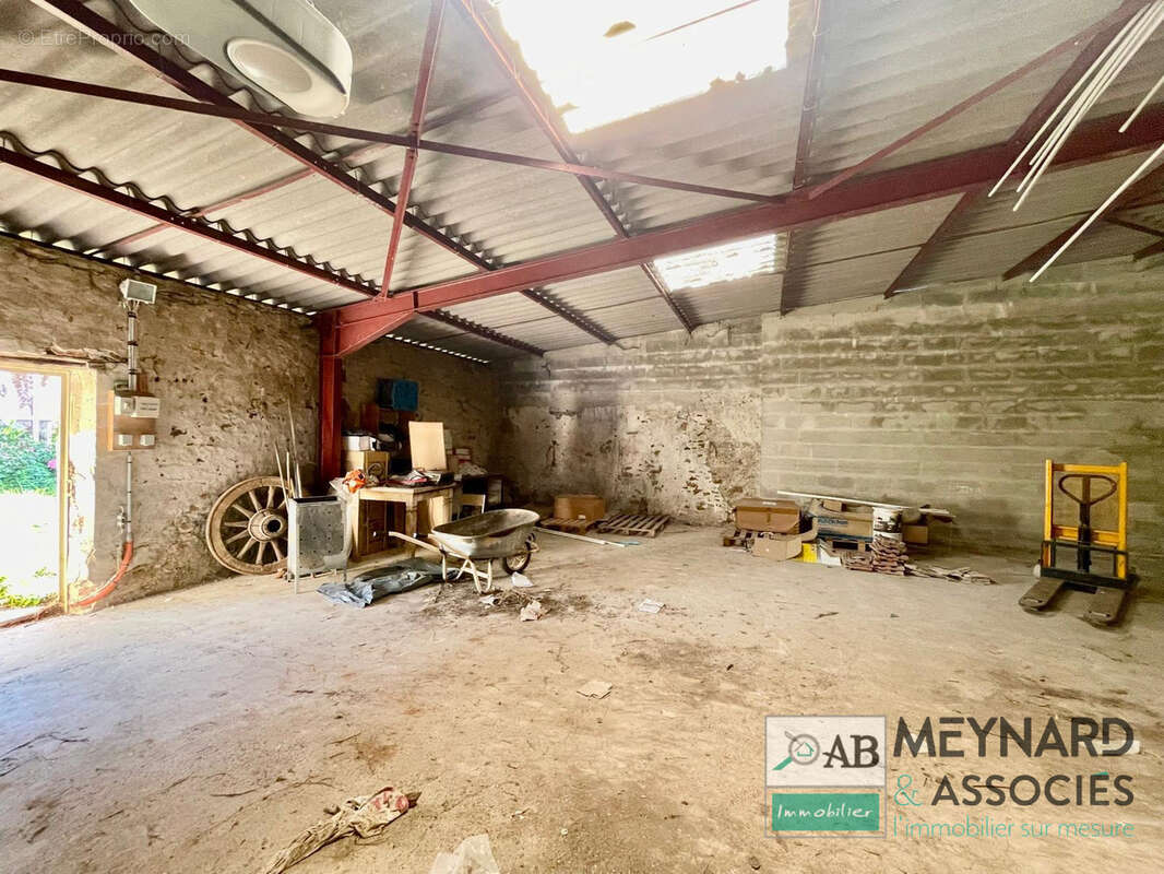 Garage/Box 93.60m2 au sol sur 139m2 - photo 2