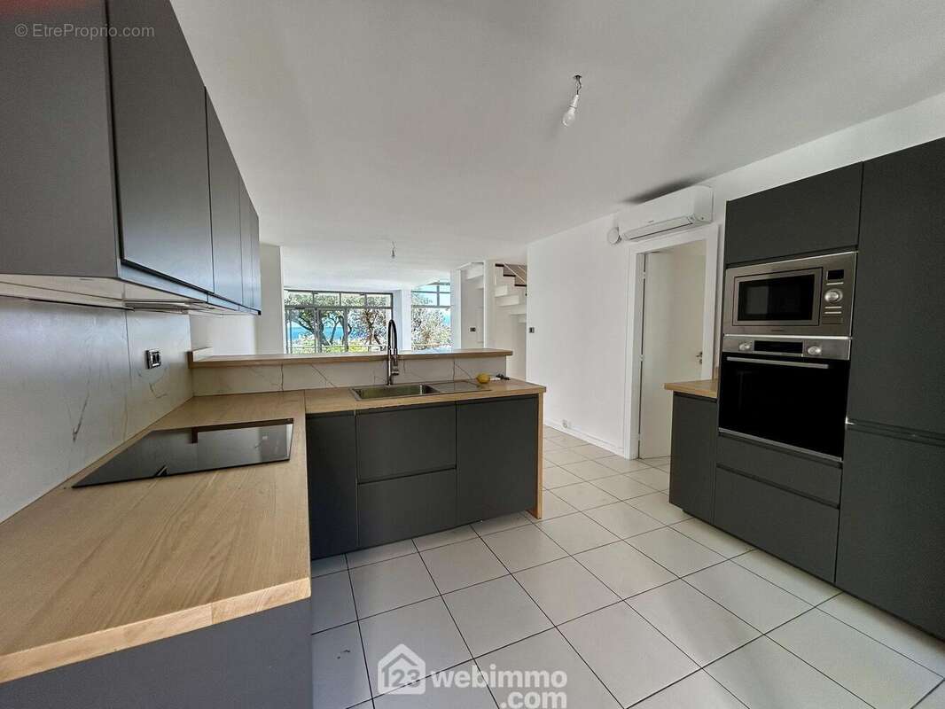 Cuisine équipée récente avec buanderie - Appartement à SAN-MARTINO-DI-LOTA