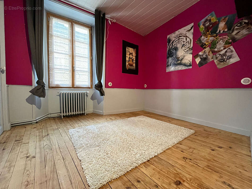 Maison à VIC-SUR-CERE