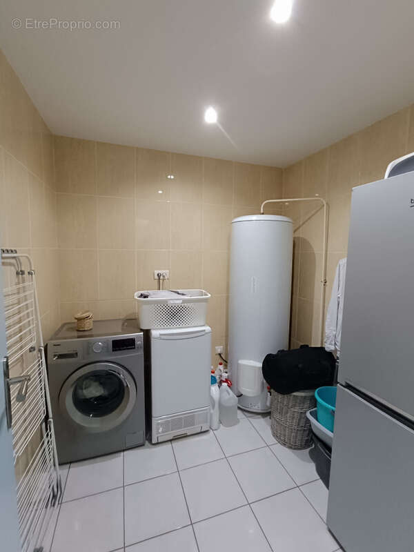 Appartement à SAINT-VICTOR-MALESCOURS