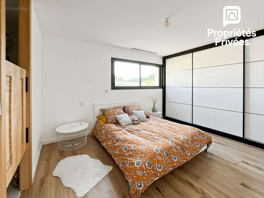 Maison contemporaine 150 m² avec piscine chauffée, garage et vaste pièce de vie de 70 m² - photo 16