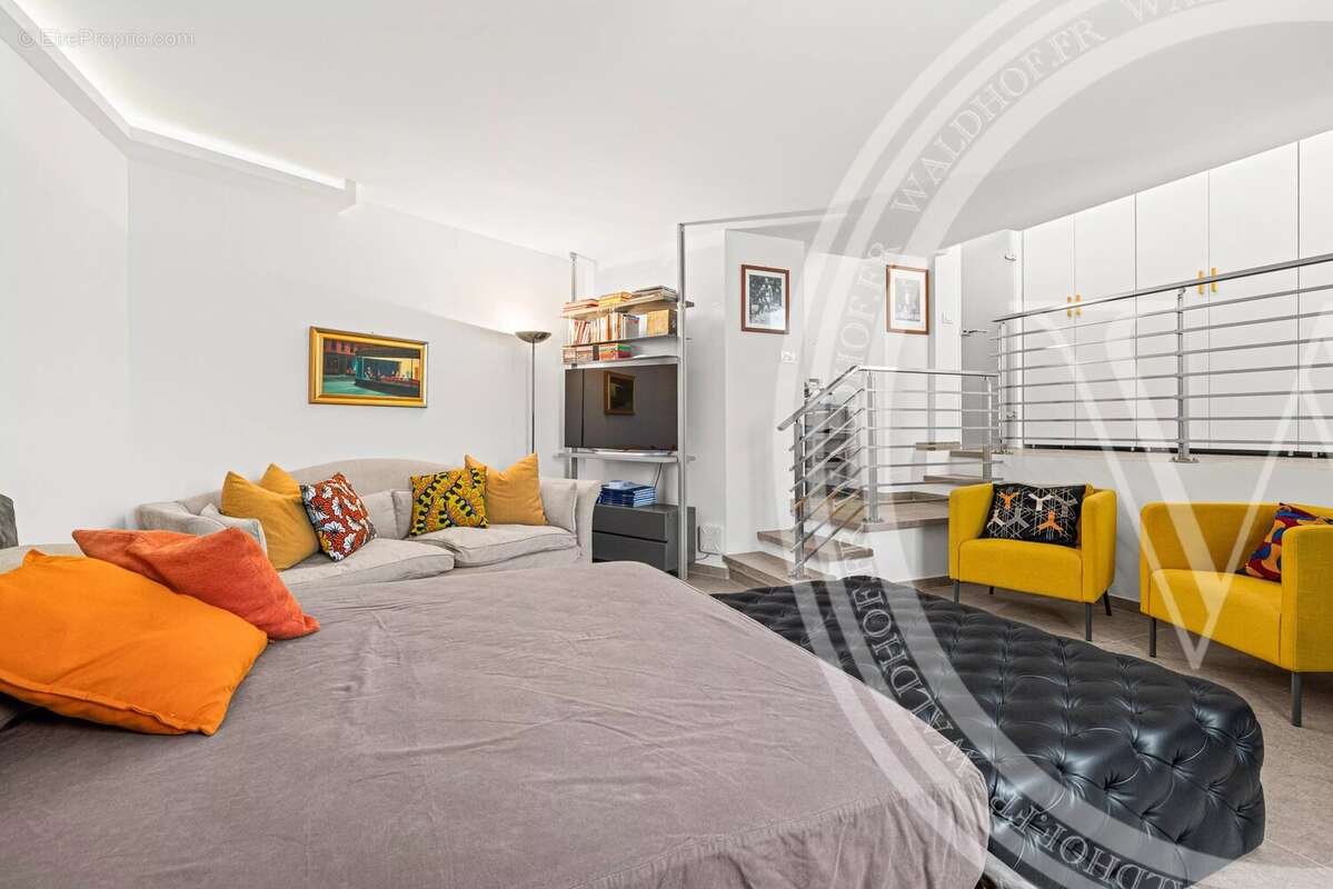 Une résidence de jardin de trois chambres entièrement rénovée au-dessus de la mer, Roquebrune-Cap-Martin - photo 16