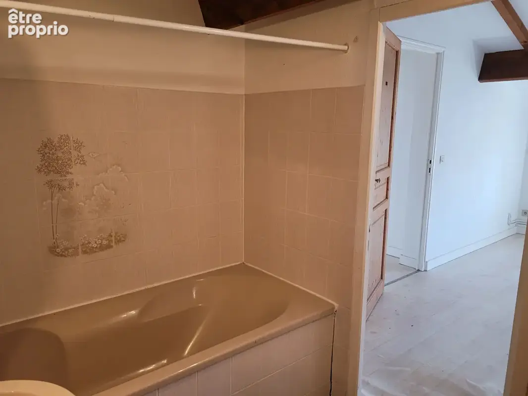 ROCHEFORT centre ville - au 3ème un appartement  de 40 m²  de type 3  avec 2 salles d'eau et 2 WC - photo 13