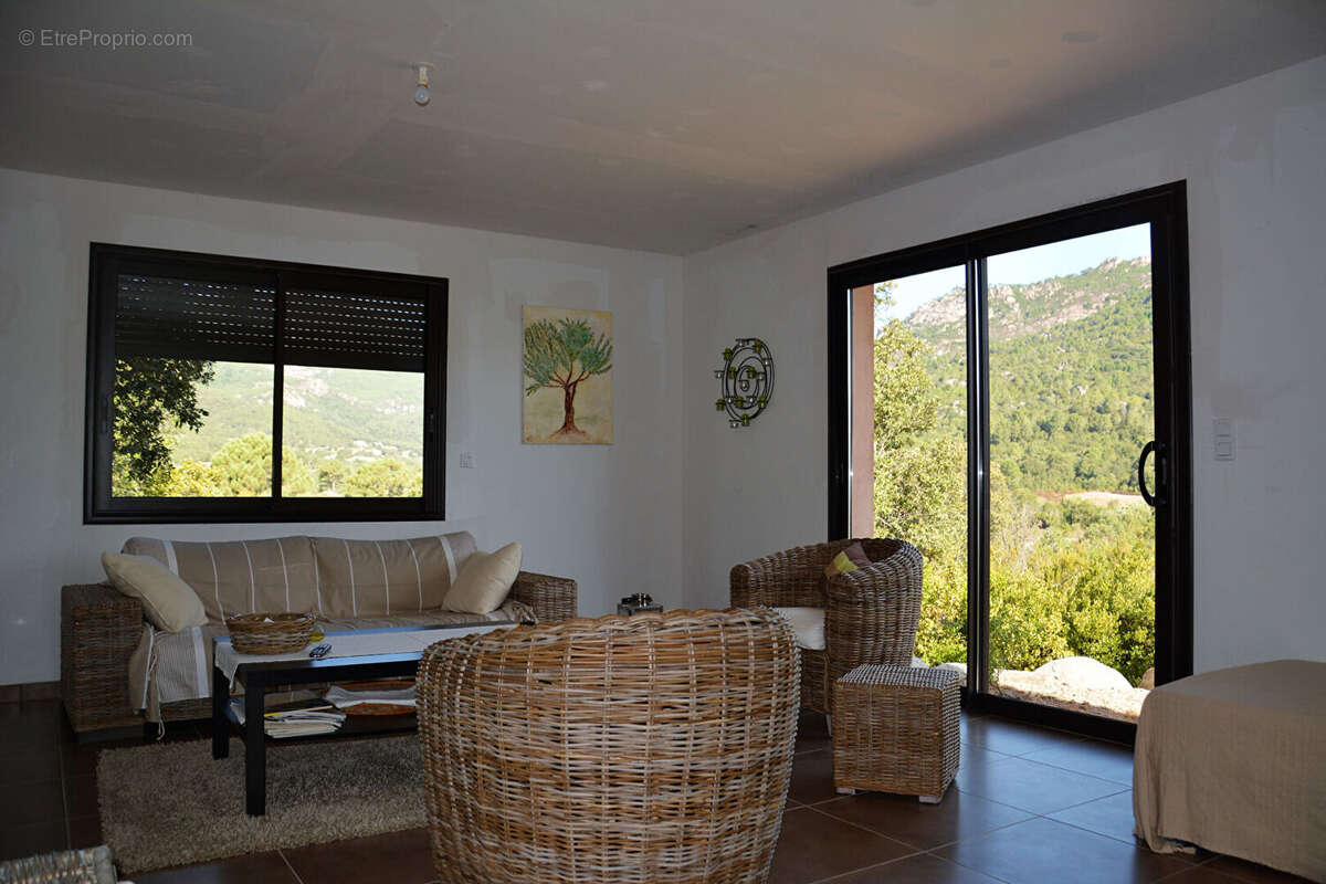 Maison avec piscine, jardin et terrain constructible ? Proximité rivière du Cavu (Sainte-Lucie de Porto-Vecchio - photo 4