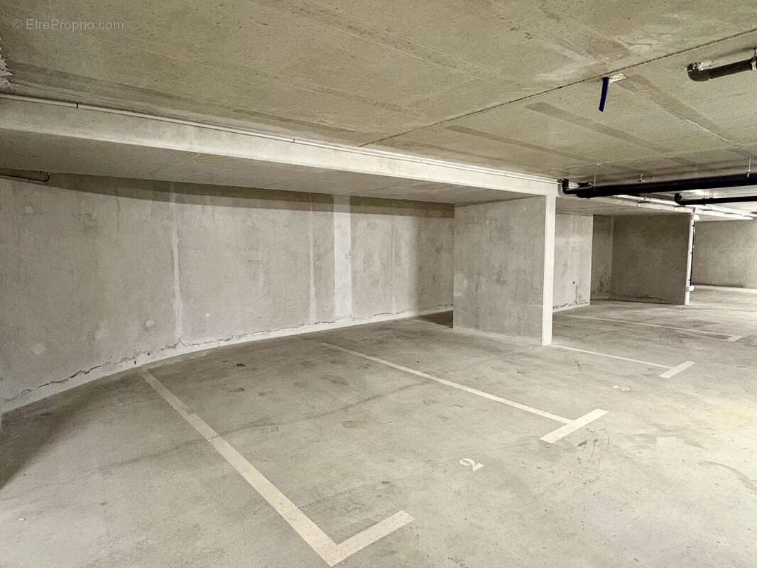 Parking à COMBLOUX