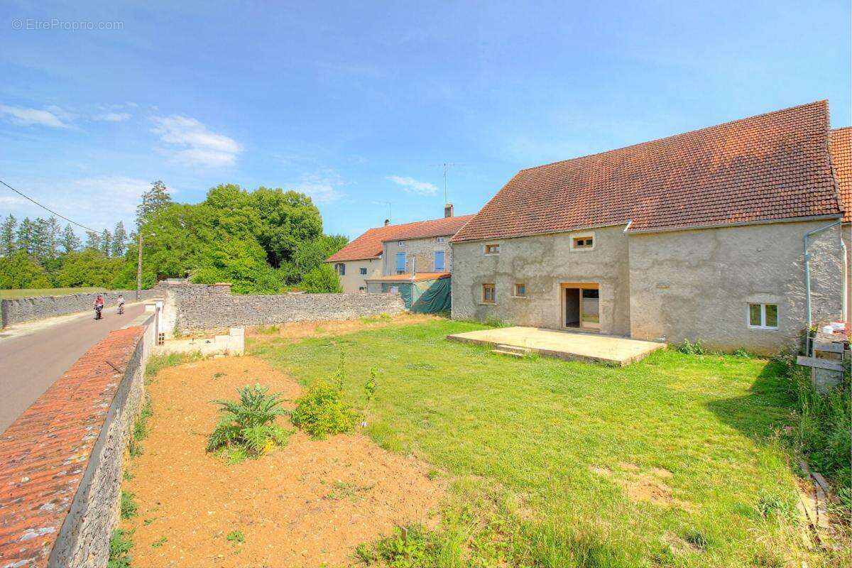 Maison à FONTAINE-FRANCAISE