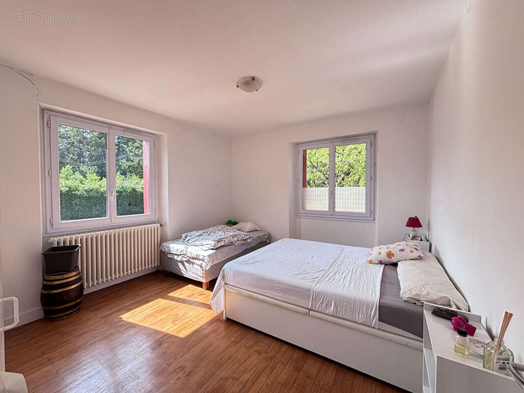 Spacieuse maison de trois chambres avec chalet et grand jardin arboré - photo 10
