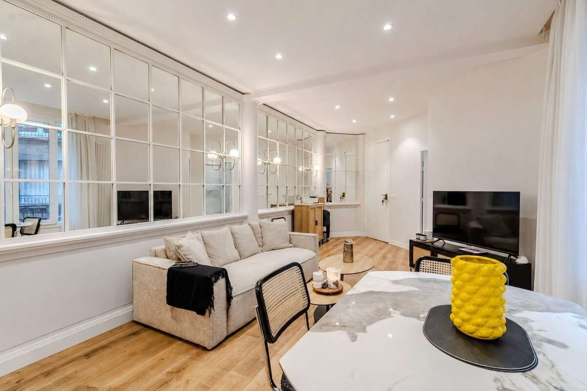 Appartement 84 m² à Paris-16e  - photo 2