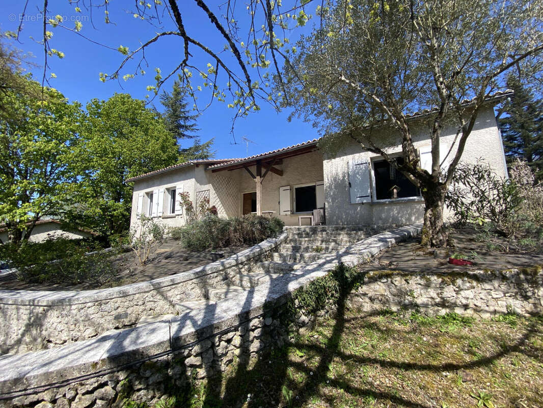 FACADE DEVANT - Maison à MONTMOREAU-SAINT-CYBARD