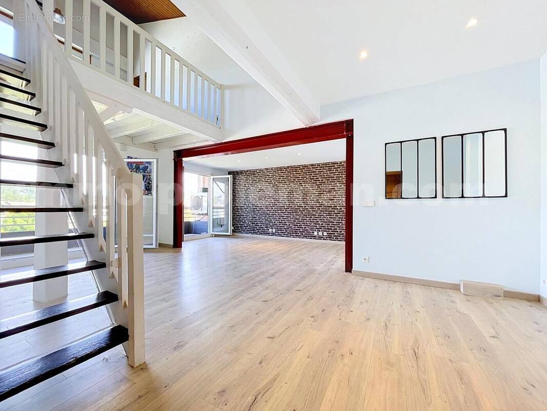 Appartement_T5_Annemasse_belle_superficie_prox_frontière_Suisse_tram_Ceva_direction_GENEVE_Frontaliers_Salon_séjour_dégagement_Chambre_salle_de_bain_grand-balcon_ - Appartement à ANNEMASSE