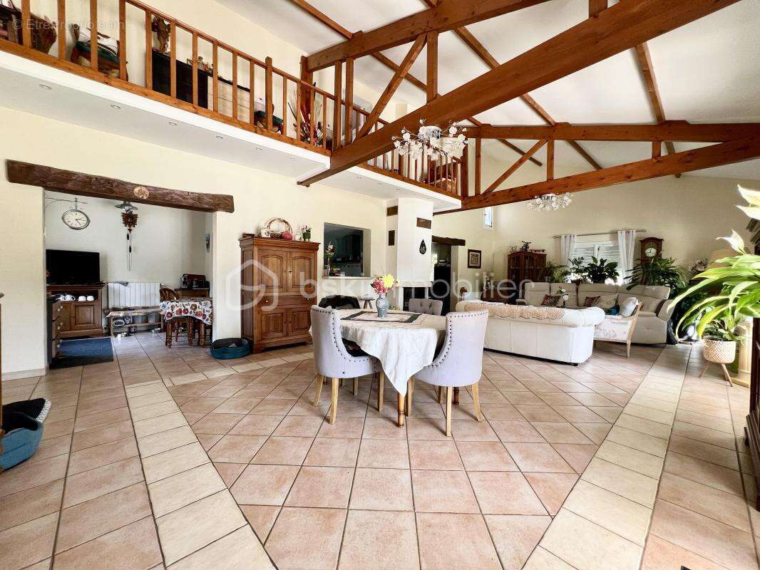 Maison à SAINT-MEDARD-DE-GUIZIERES