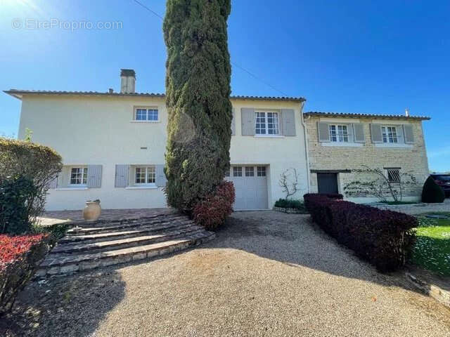 Maison à FRONTENAY-ROHAN-ROHAN