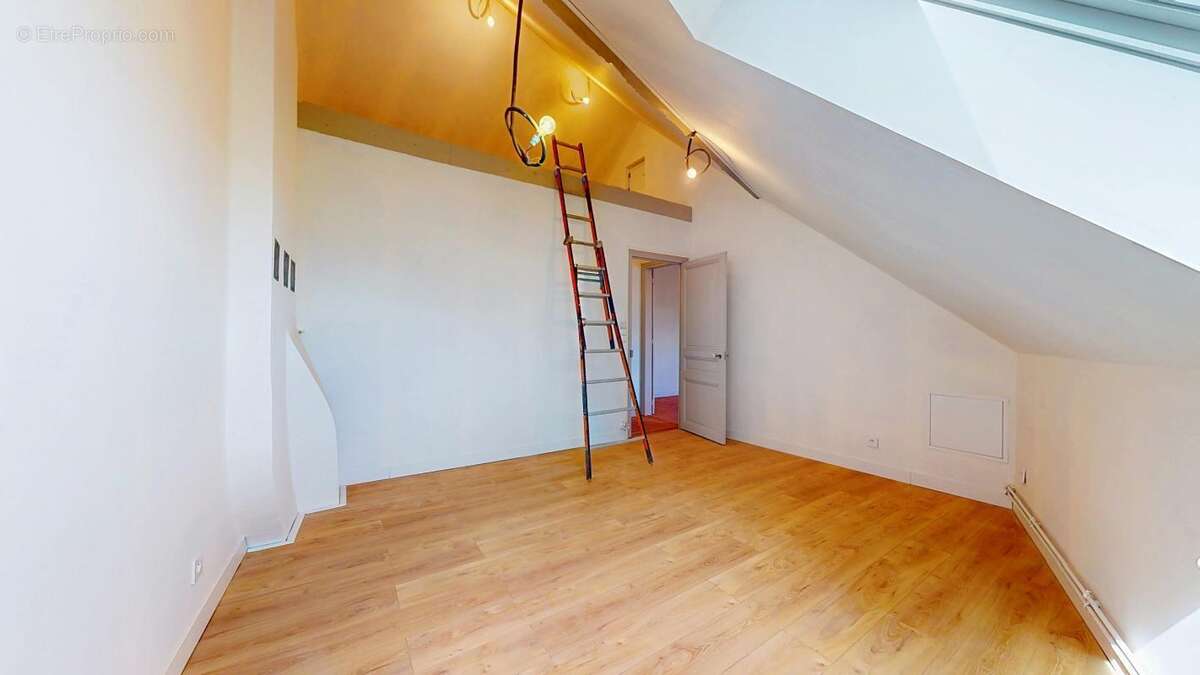 A vendre - maison à reims avec 4 chambres et petit extérieur - photo 12