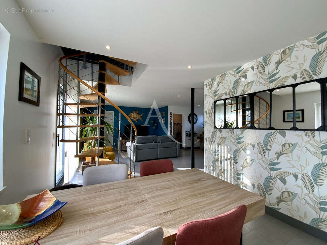 Maison à SAINT-GENIS-DE-SAINTONGE