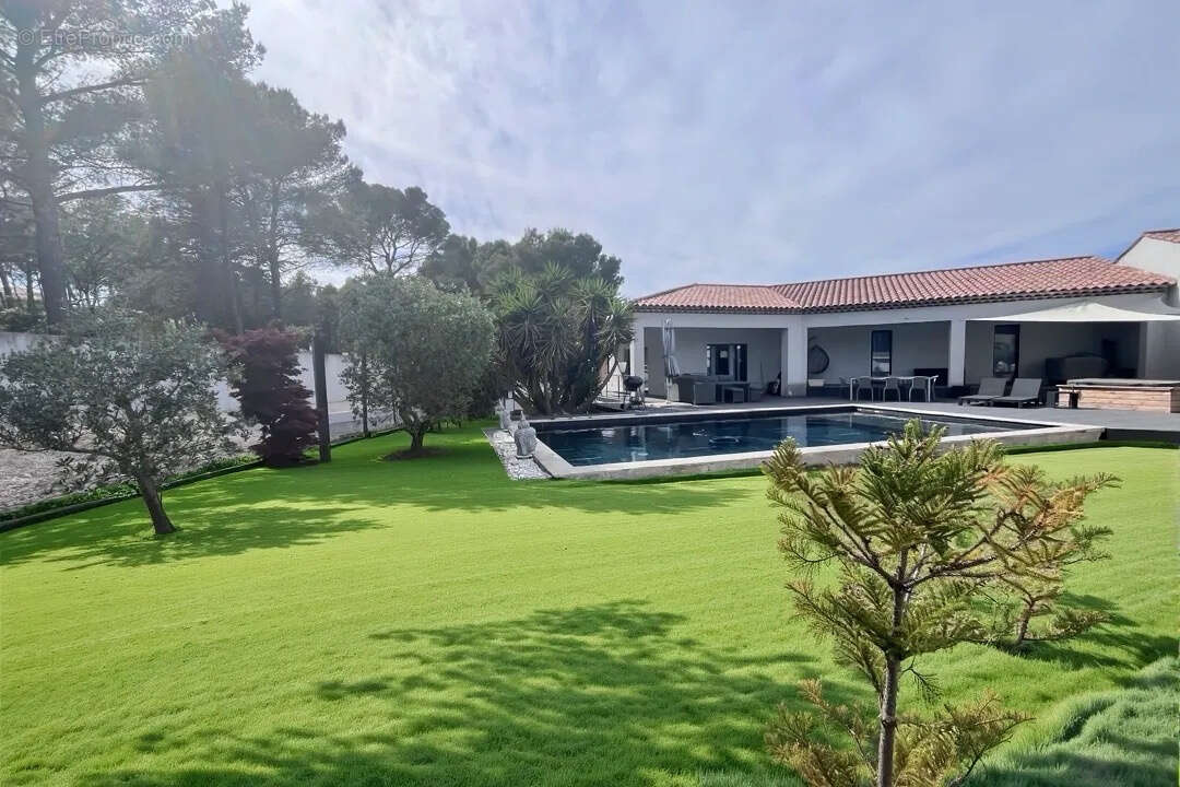 Maison à VENTABREN