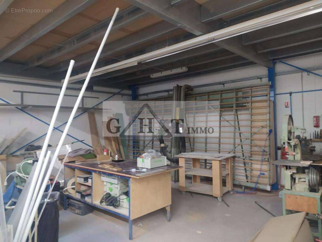 Commerce à SAINT-THIBAULT-DES-VIGNES