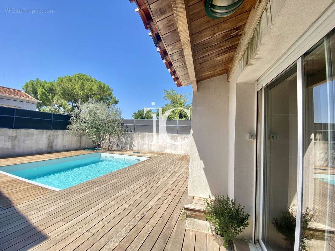 Rousson, mas de hameau renove en pierre 272m2, 3 chambres + 1 studio, terrasses, piscine - photo 3
