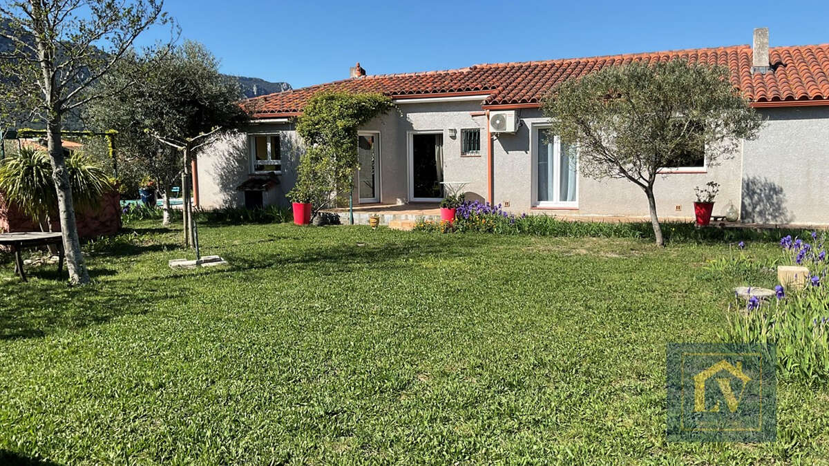 A vendre villa plain pied 5 pièces avec garages, jardin et piscine - photo 2