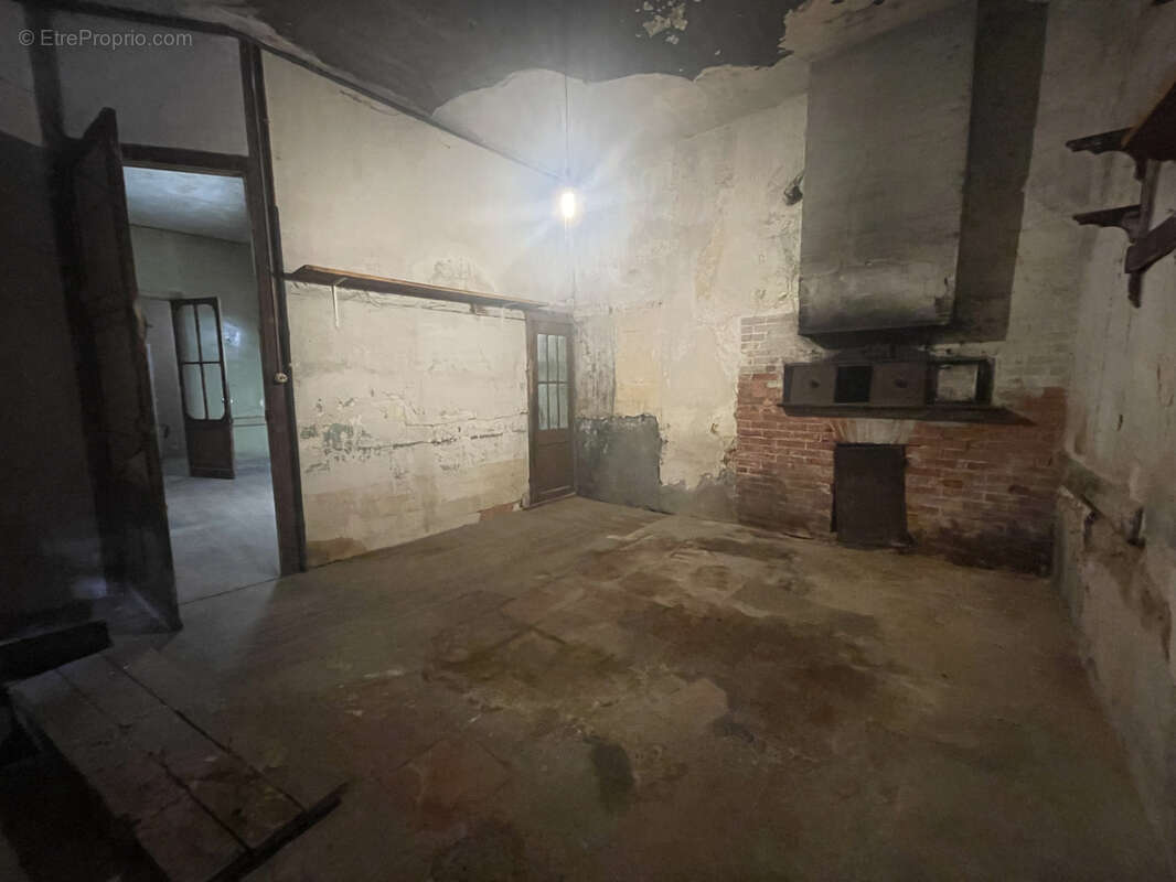 Vaste maison en pierre 300 m2 environ à rénover centre bourg - photo 16