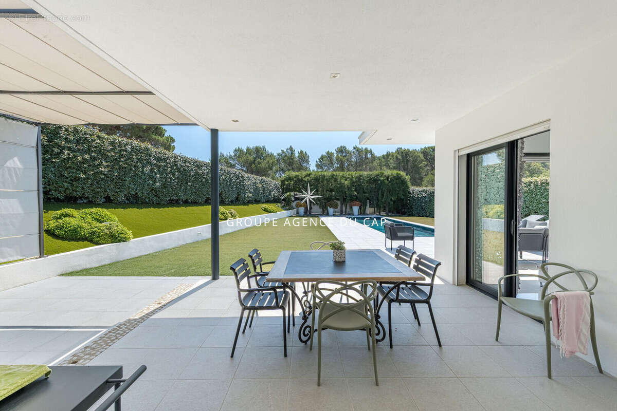 Villa contemporaine valescure  avec piscine garage et depandances - photo 3
