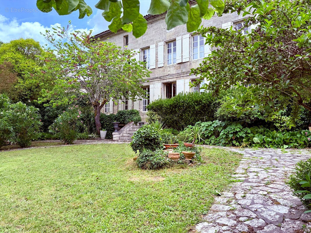 Maison à COUTRAS