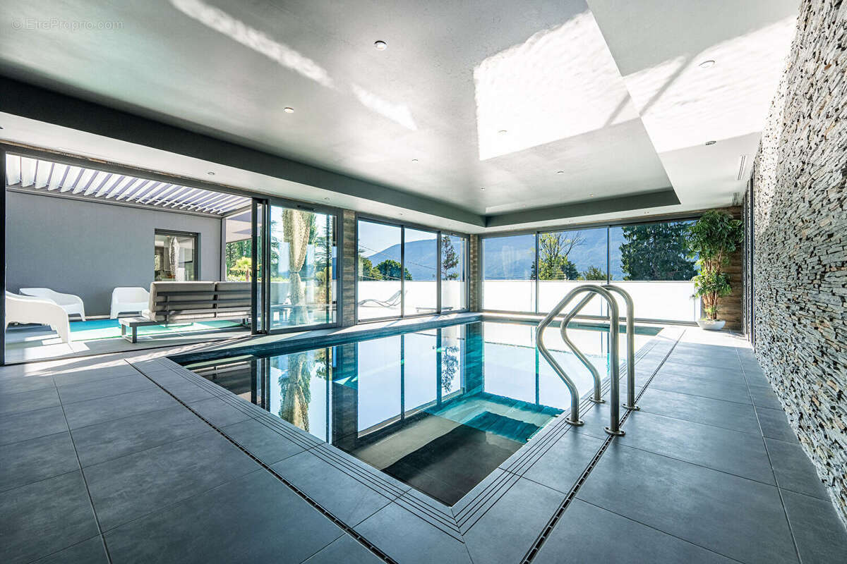 Villa contemporaine avec piscine intérieure et vue lac - photo 9