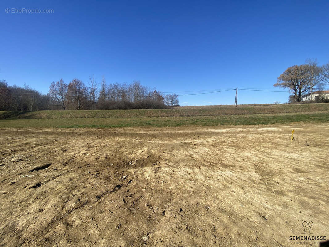 Terrain à SAINT-CLAR-DE-RIVIERE