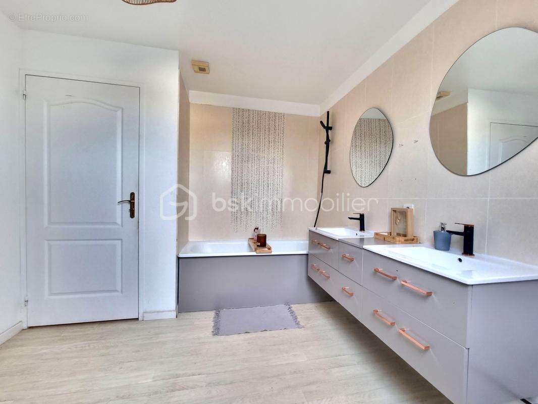 Maison à CHATENAY-SUR-SEINE