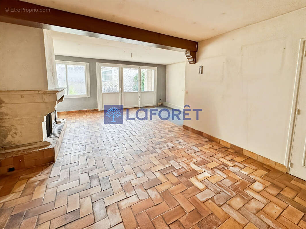 Maison à VILLAINES-LES-ROCHERS