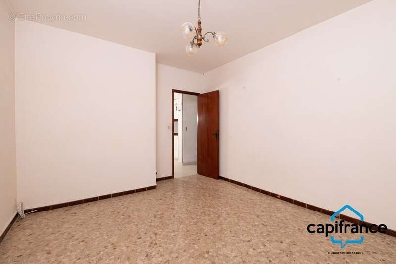 Sanary Port à pied/  Appartement en RDC de 114 m2,  S/Sol de 187 m2  et terrain 318 m2 /garage. 10mn du port - photo 13