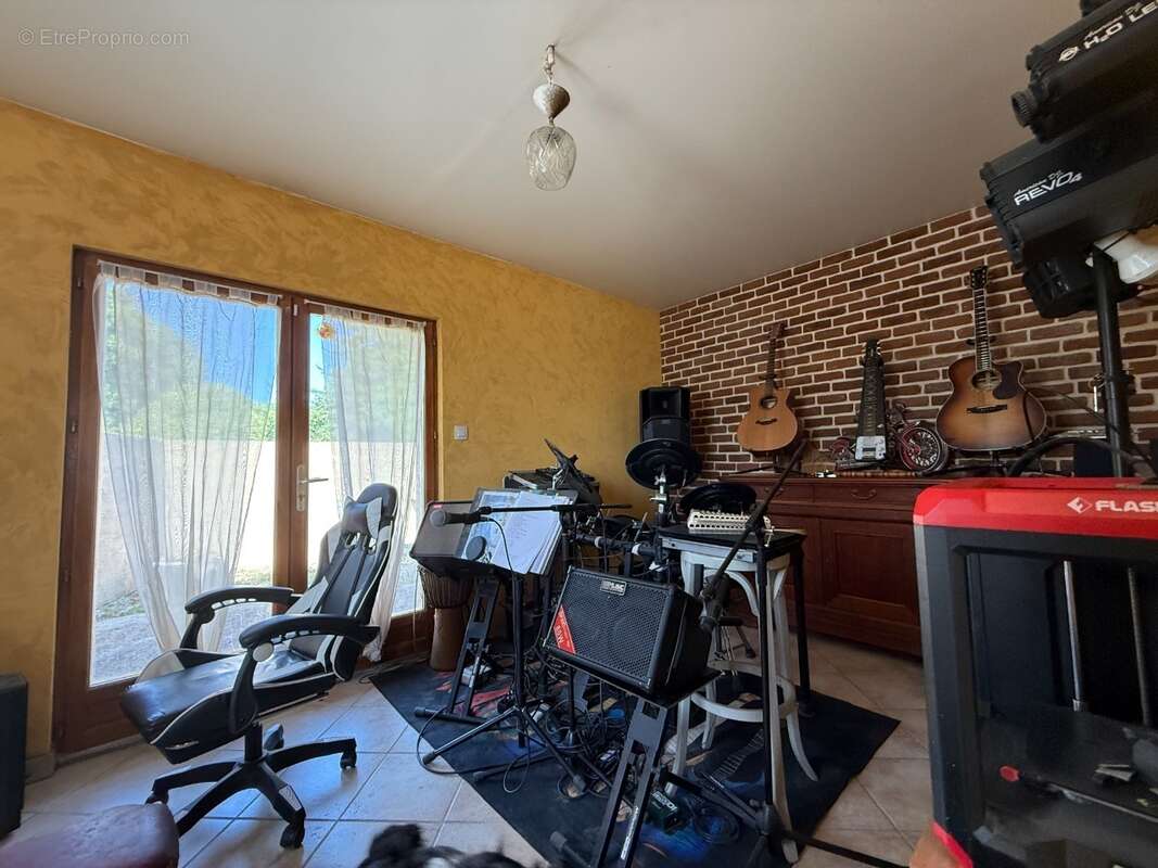 Maison à PRESSIGNAC-VICQ