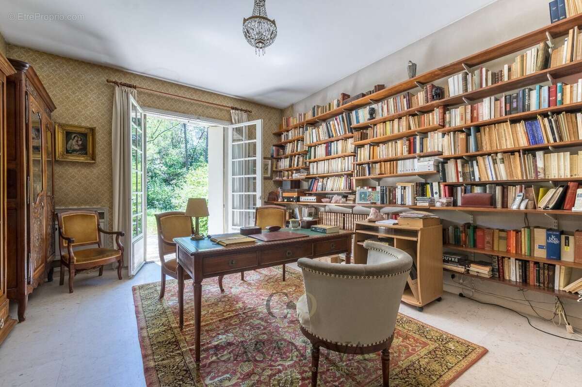 Maison familiale de plus de 270 m² avec parc arboré de 3 000 m² aux Arceaux à Montpellier - photo 17