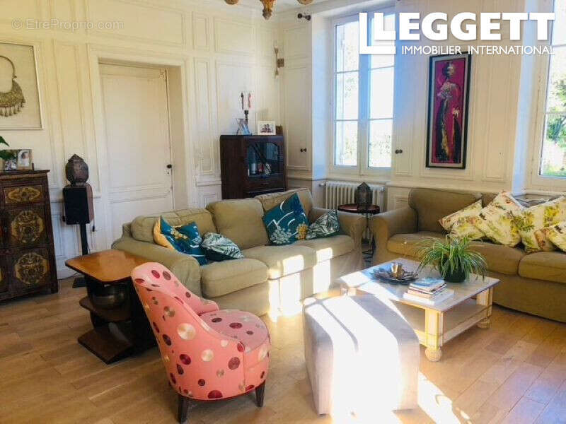 Propriété alliant élégance et potentiel 
7 pièces 271 m²
Jardin 4400 m²
Dépendances 500 m² 
Gîte
Piscine - photo 5