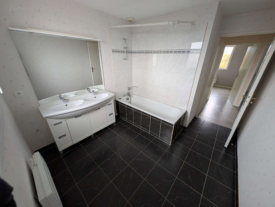 Maison à FONTAINE-LE-COMTE