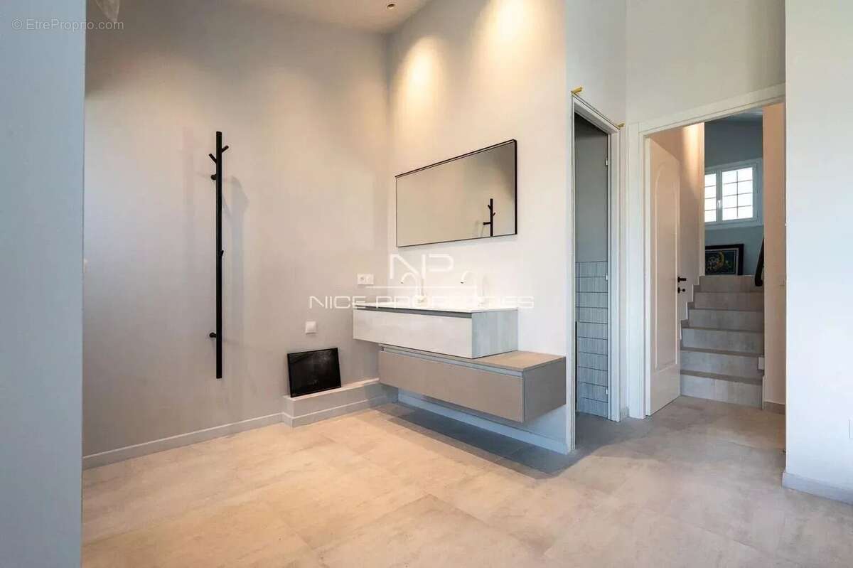 Villa – Élégance avec vue mer dans une résidence privée à Cannes. - photo 9