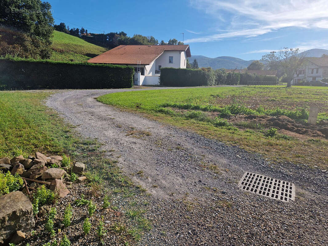 Terrain constructible à Urrugne 705 m2 - photo 6