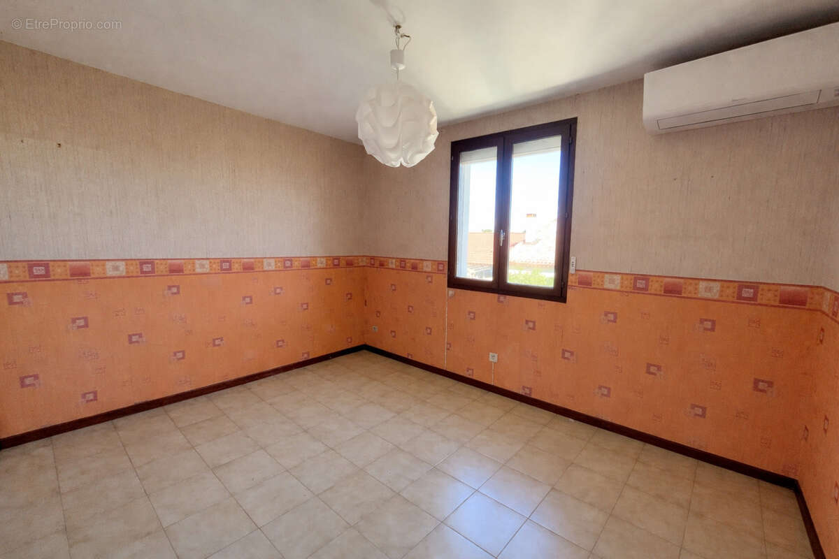 Maison à SAINT-LAURENT-DE-LA-SALANQUE