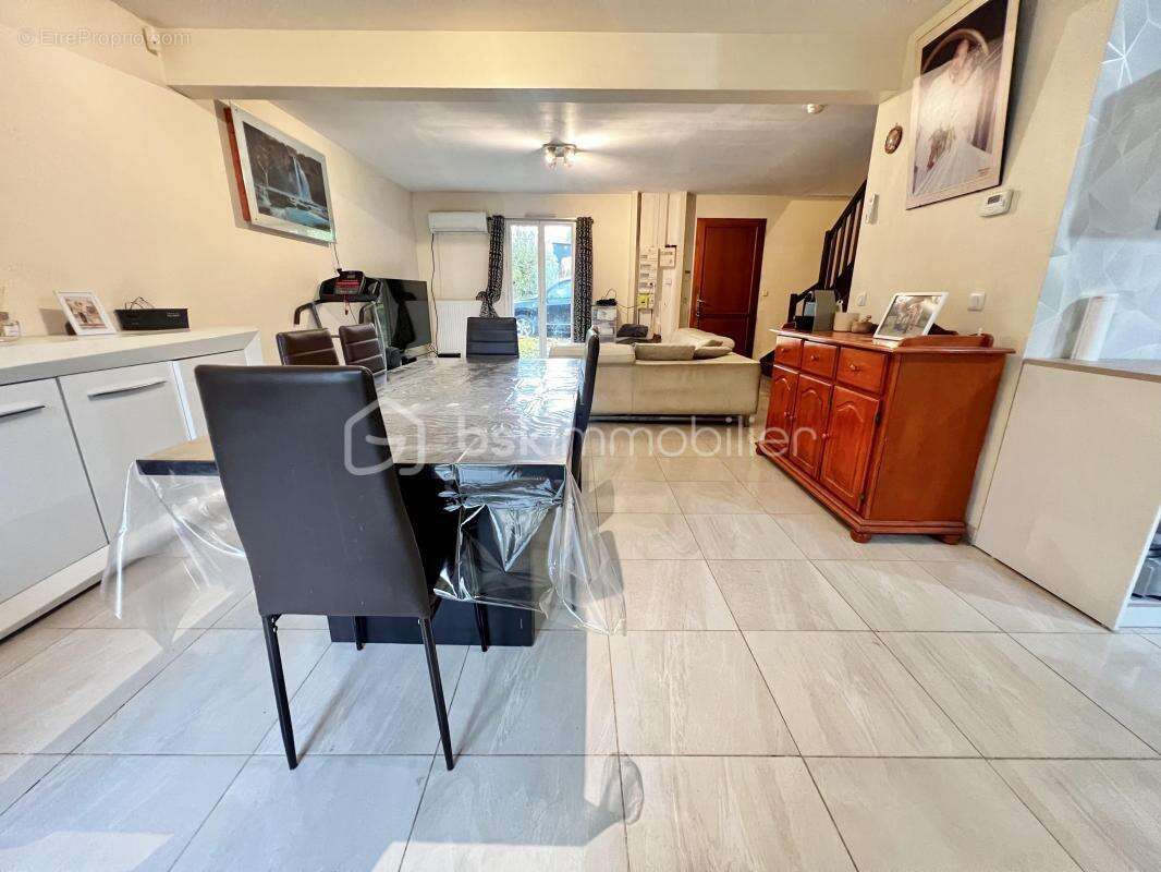 Maison familiale sur Coulommiers même : De très beau volumes Un bien rare sur ce prix là avec Beaucoup de potentiel !! - photo 2