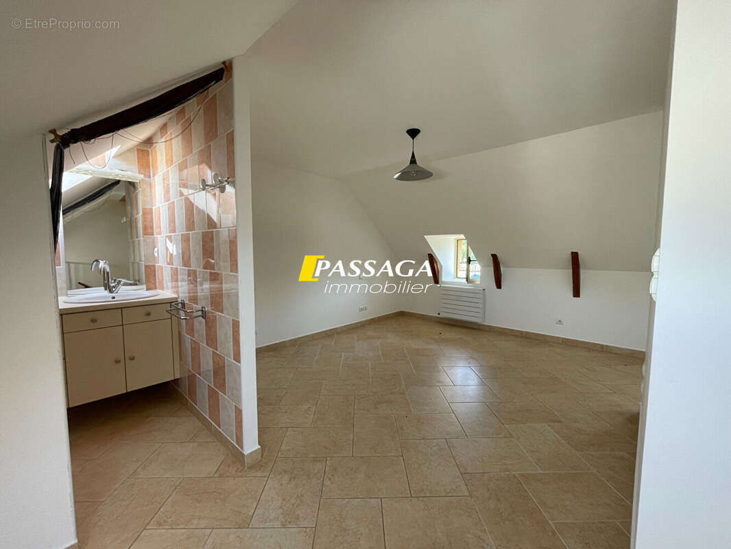 A VENDRE - Bel immeuble de rapport (4 appartements) avec terrain attenant - LAISSAC - photo 13