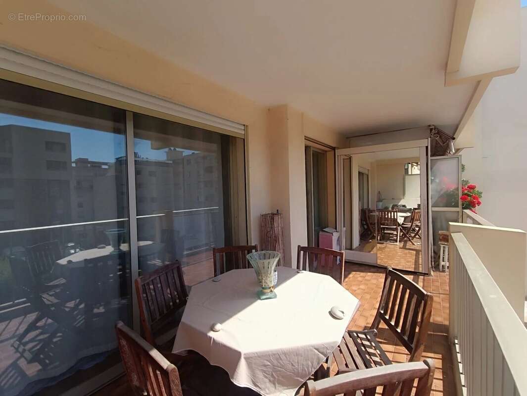 Appartement à SAINT-LAURENT-DU-VAR