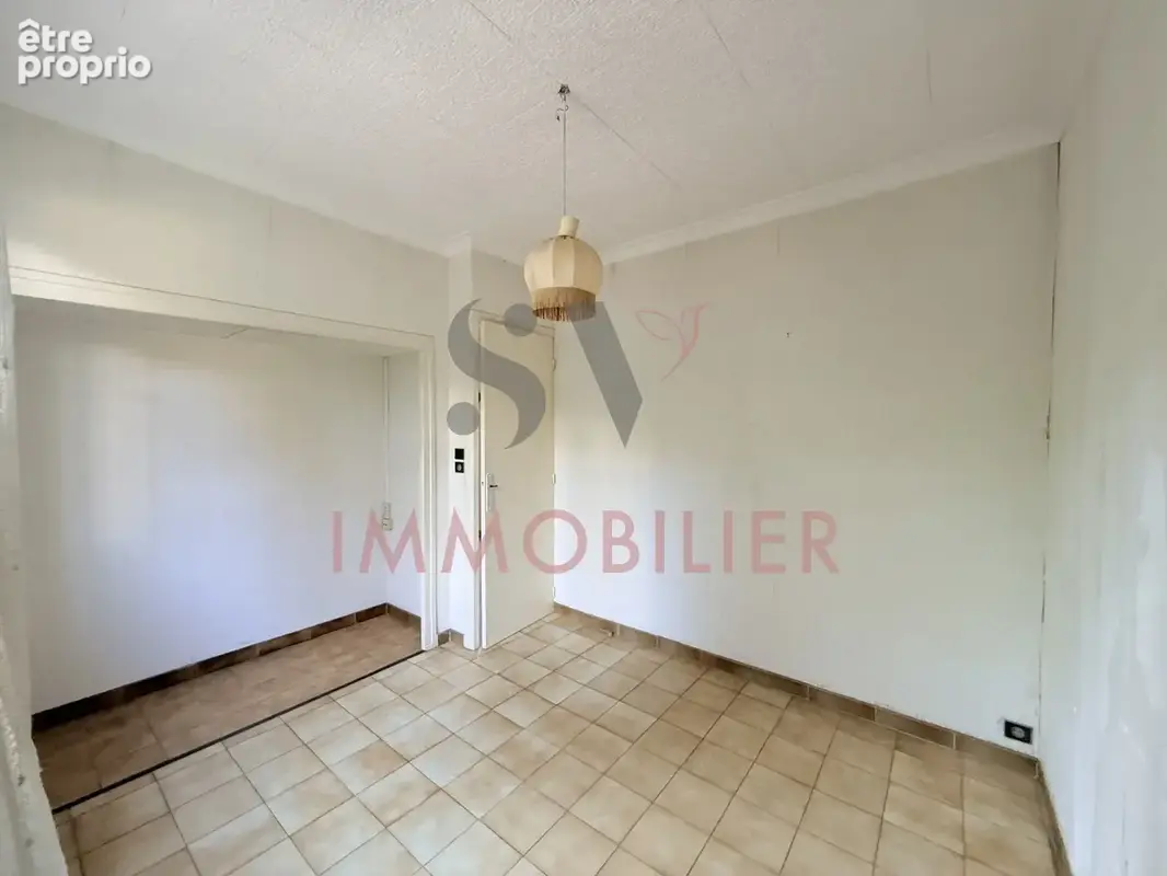 BÉZIERS — Maison à fort potentiel avec jardin et garage. - photo 5