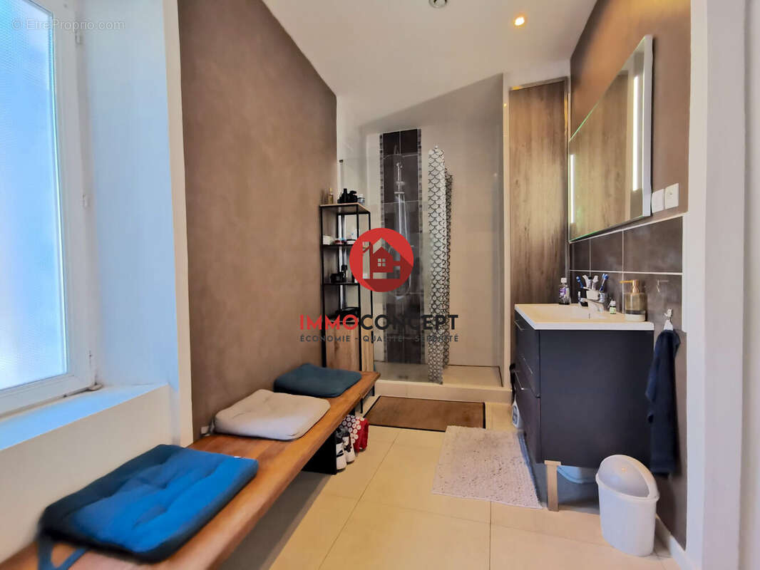 Maison à LAUDUN-L&#039;ARDOISE