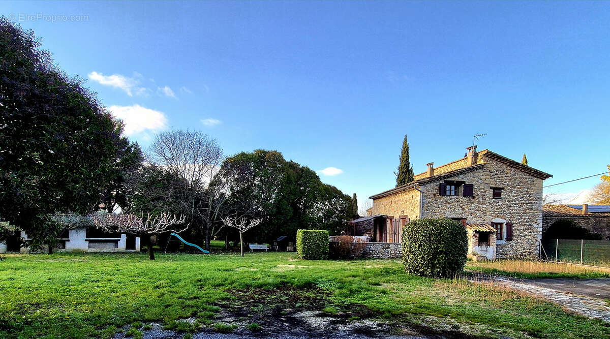 Maison à LEZAN