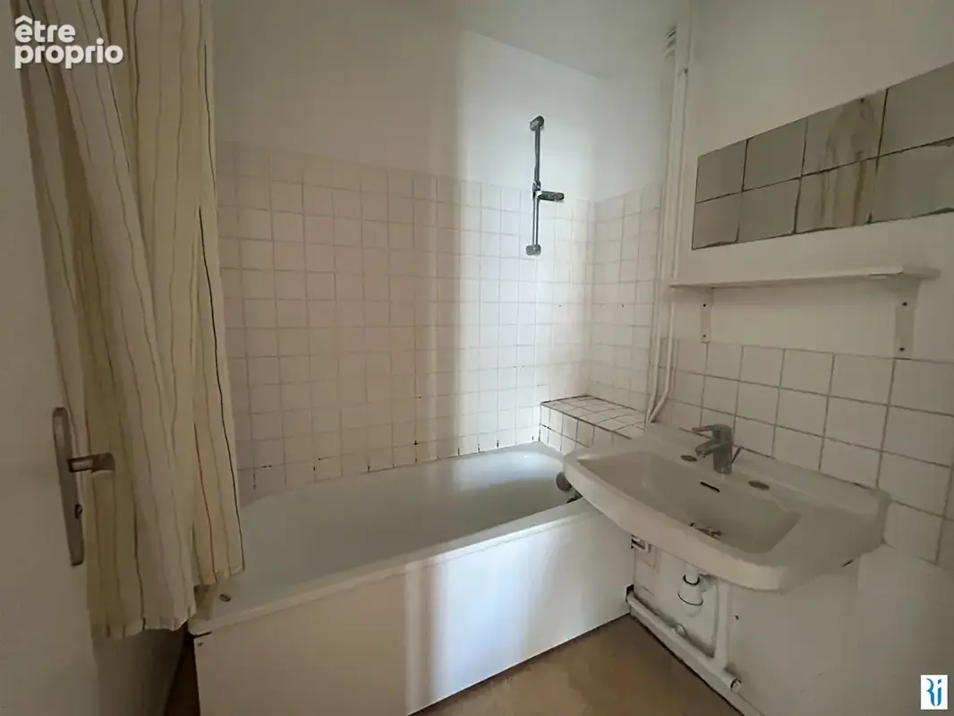 A vendre appartement F4 MONT SAINT AIGNAN avec balcon et cave - photo 8