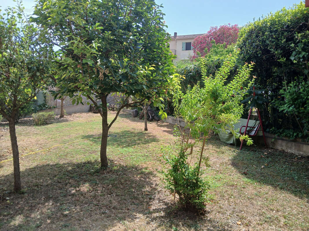 Villa sur 3 faces , 3 niveaux, 5 chambres , 2 bains, jardin , garage et parking. - photo 23