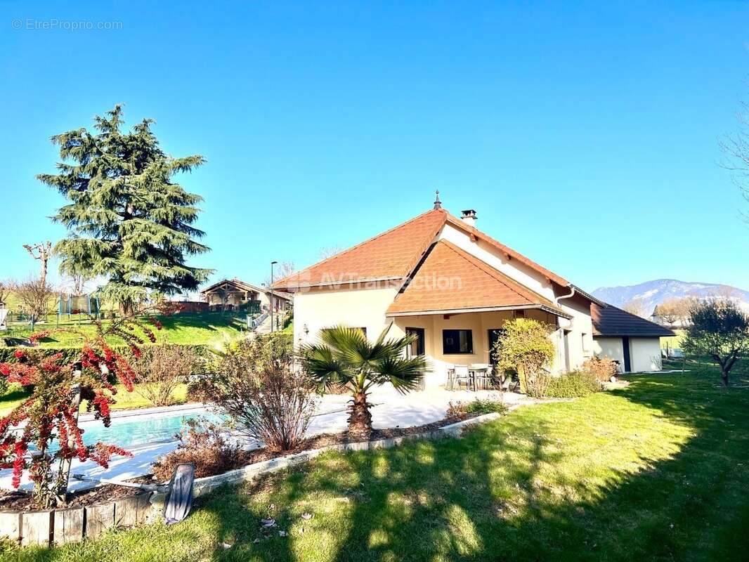 Maison à CRESSIN-ROCHEFORT